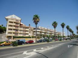 SE ALQUILA POR LARGA TEMPORADA BONITO APARTAMENTOV SEMIAMUEBLADO  ENFRENTE DE LA PLAYA EN BENALMADENA