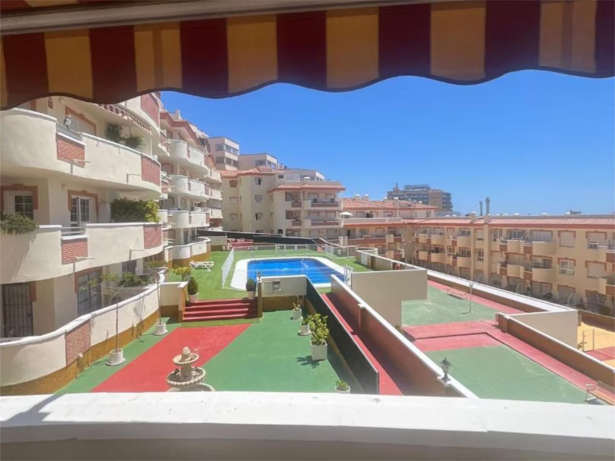 SE ALQUILA POR LARGA TEMPORADA BONITO APARTAMENTOV SEMIAMUEBLADO  ENFRENTE DE LA PLAYA EN BENALMADENA