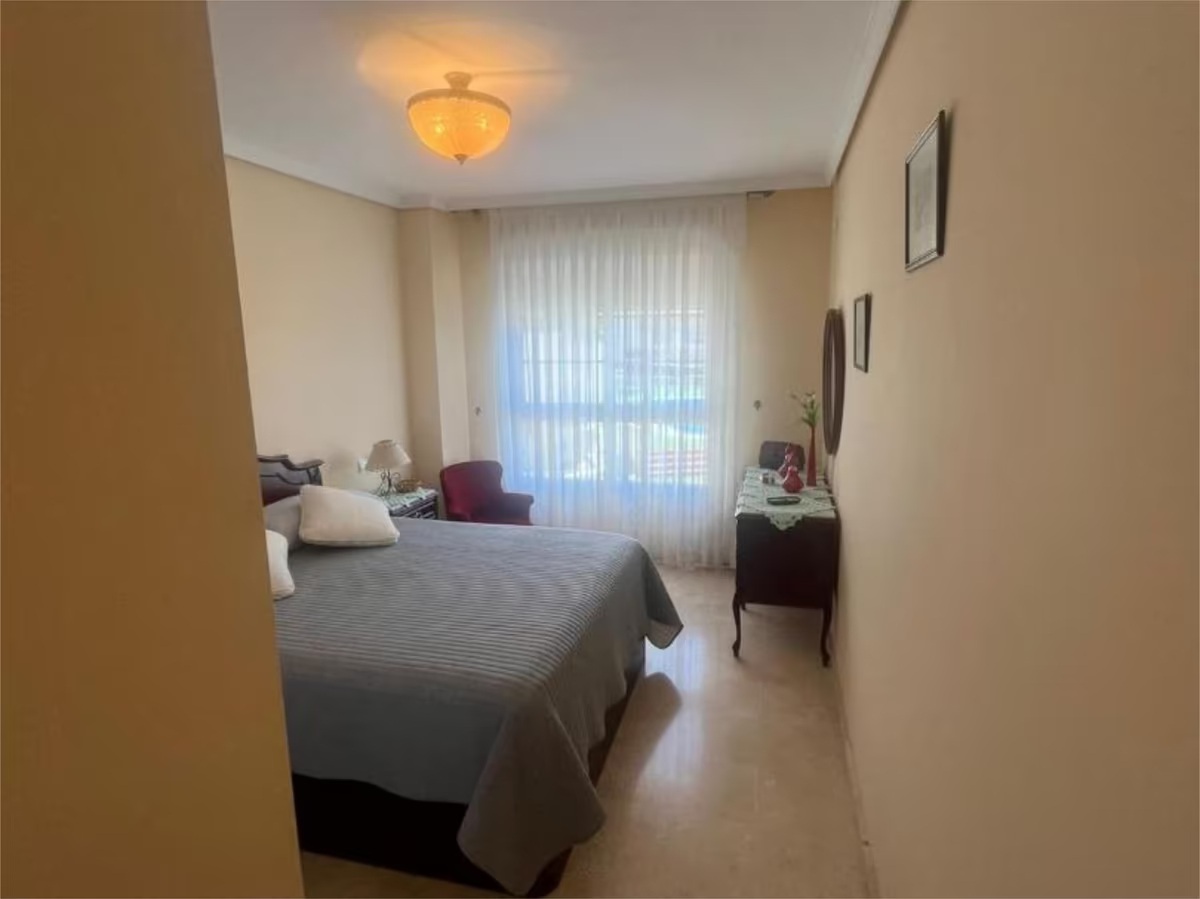 SE ALQUILA POR LARGA TEMPORADA BONITO APARTAMENTOV SEMIAMUEBLADO  ENFRENTE DE LA PLAYA EN BENALMADENA