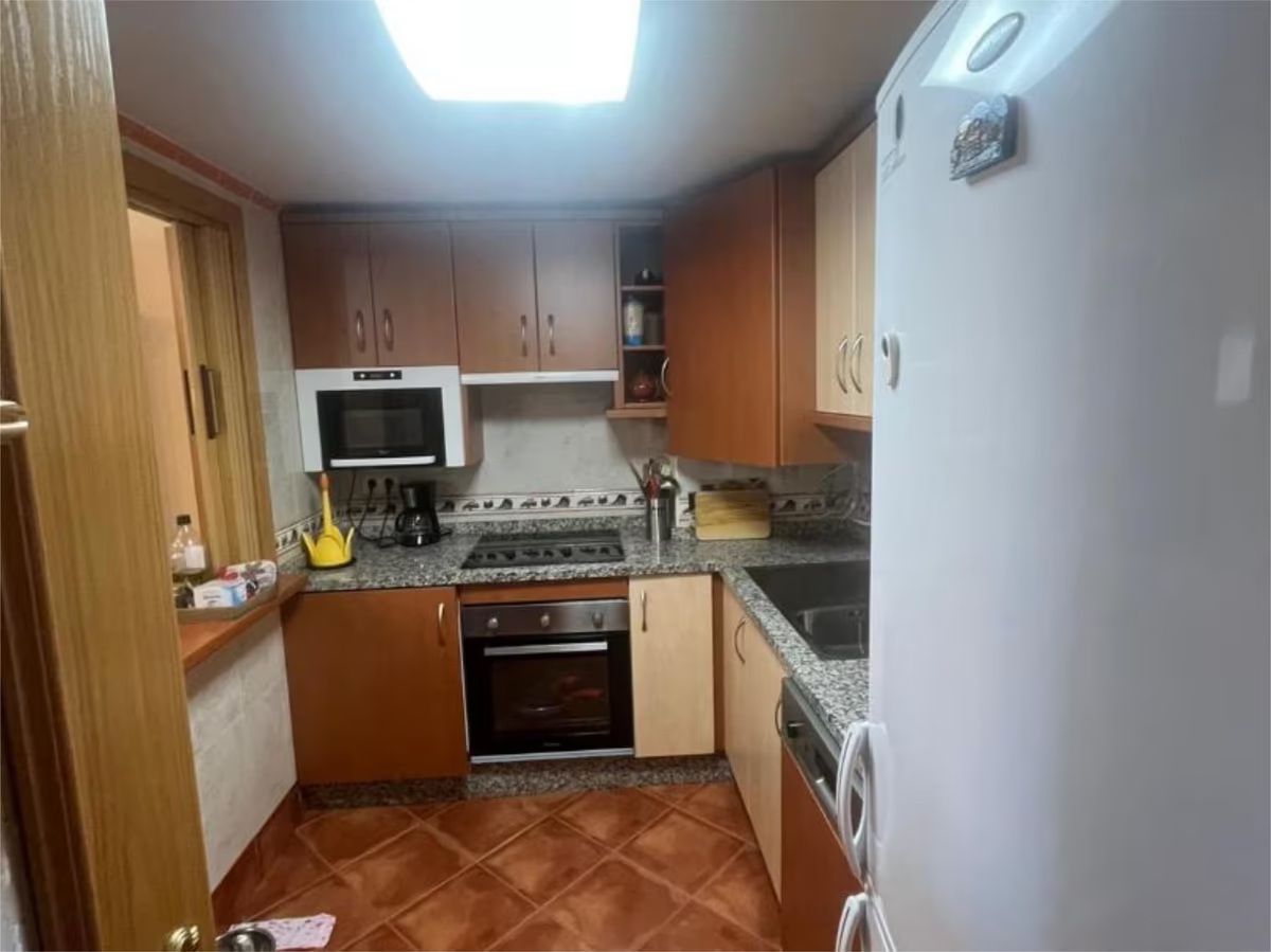 SE ALQUILA POR LARGA TEMPORADA BONITO APARTAMENTOV SEMIAMUEBLADO  ENFRENTE DE LA PLAYA EN BENALMADENA