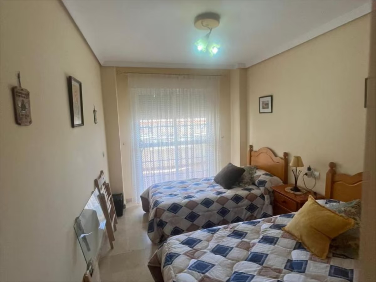 SE ALQUILA POR LARGA TEMPORADA BONITO APARTAMENTOV SEMIAMUEBLADO  ENFRENTE DE LA PLAYA EN BENALMADENA