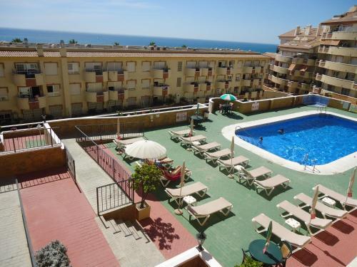 SE ALQUILA POR LARGA TEMPORADA BONITO APARTAMENTOV SEMIAMUEBLADO  ENFRENTE DE LA PLAYA EN BENALMADENA