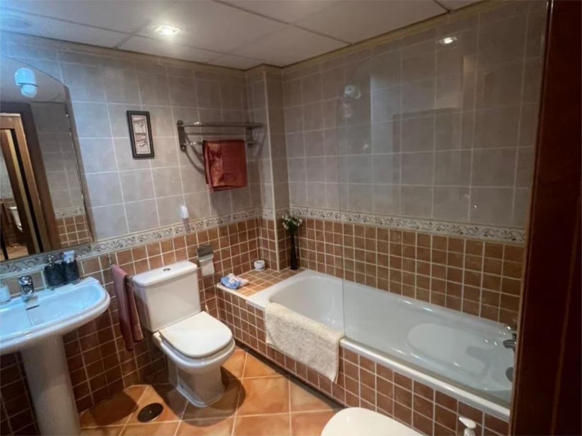 SE ALQUILA POR LARGA TEMPORADA BONITO APARTAMENTOV SEMIAMUEBLADO  ENFRENTE DE LA PLAYA EN BENALMADENA