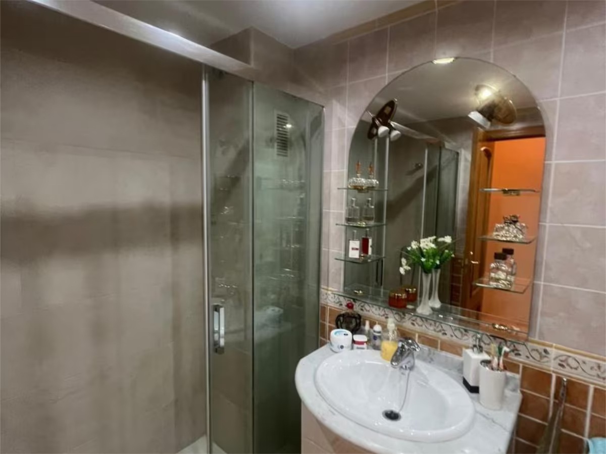 SE ALQUILA POR LARGA TEMPORADA BONITO APARTAMENTOV SEMIAMUEBLADO  ENFRENTE DE LA PLAYA EN BENALMADENA