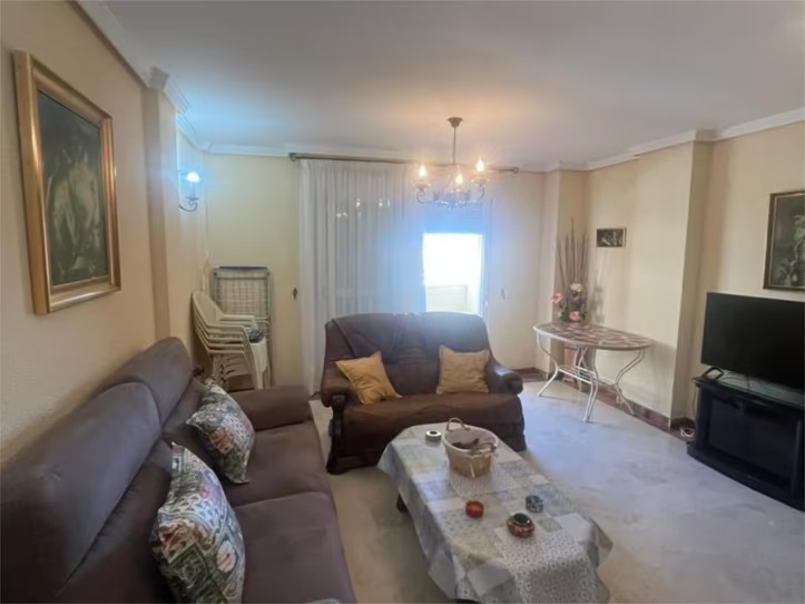 SE ALQUILA POR LARGA TEMPORADA BONITO APARTAMENTOV SEMIAMUEBLADO  ENFRENTE DE LA PLAYA EN BENALMADENA