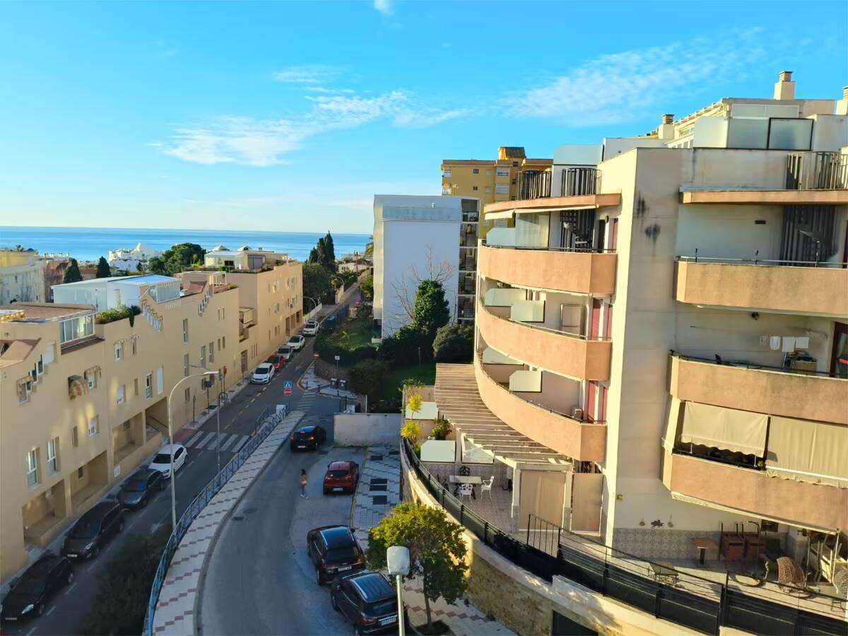 SE VENDE BONITO APARTAMENTO CON VISTAS AL MAR  EN TORREMOLINOS