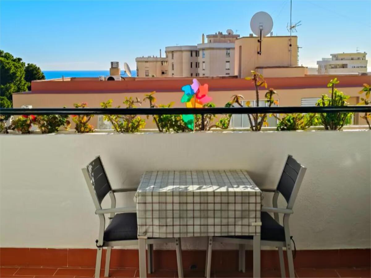 SE VENDE BONITO APARTAMENTO CON VISTAS AL MAR  EN TORREMOLINOS