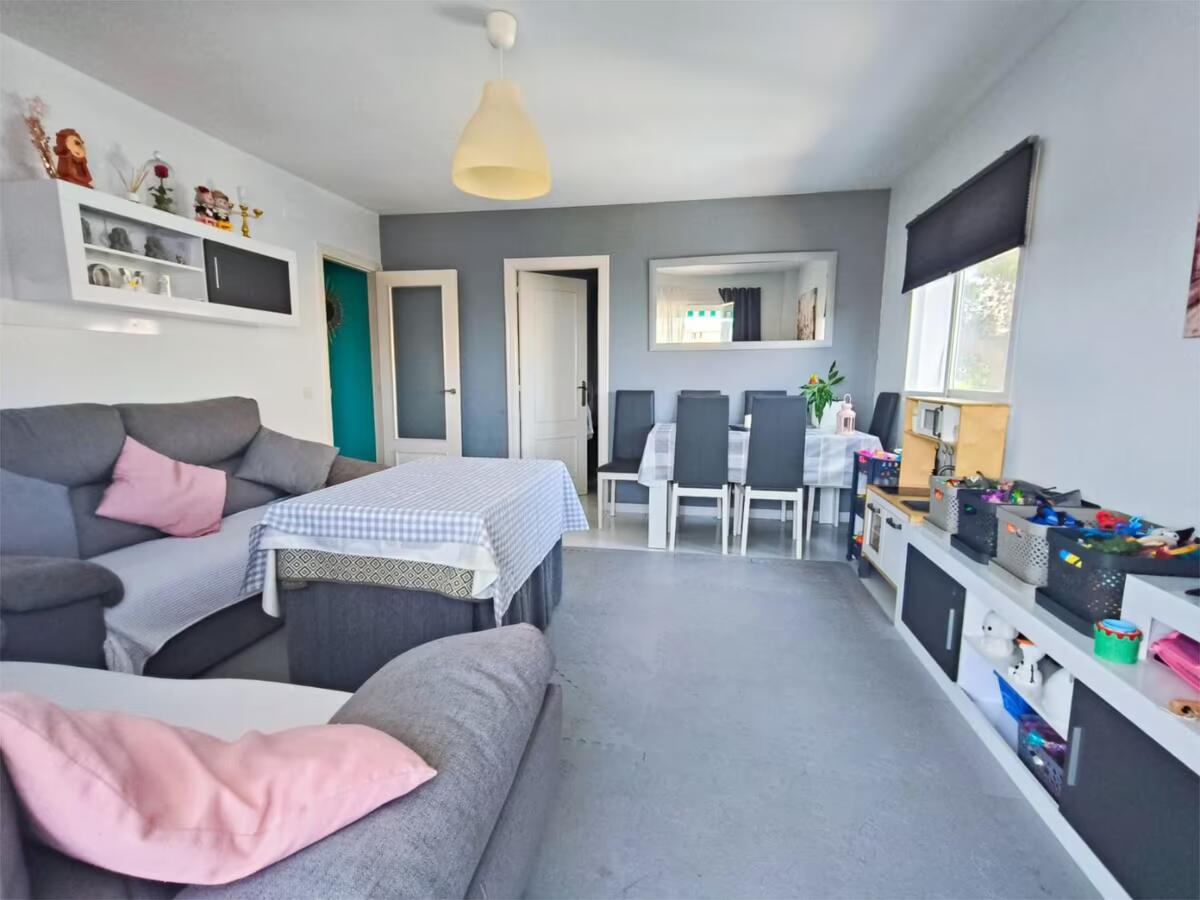 SE VENDE BONITO APARTAMENTO CON VISTAS AL MAR  EN TORREMOLINOS