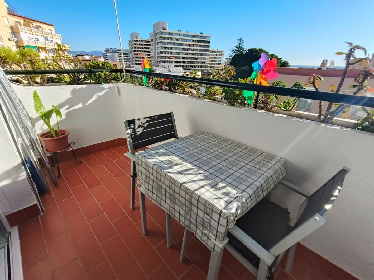 SE VENDE BONITO APARTAMENTO CON VISTAS AL MAR  EN TORREMOLINOS