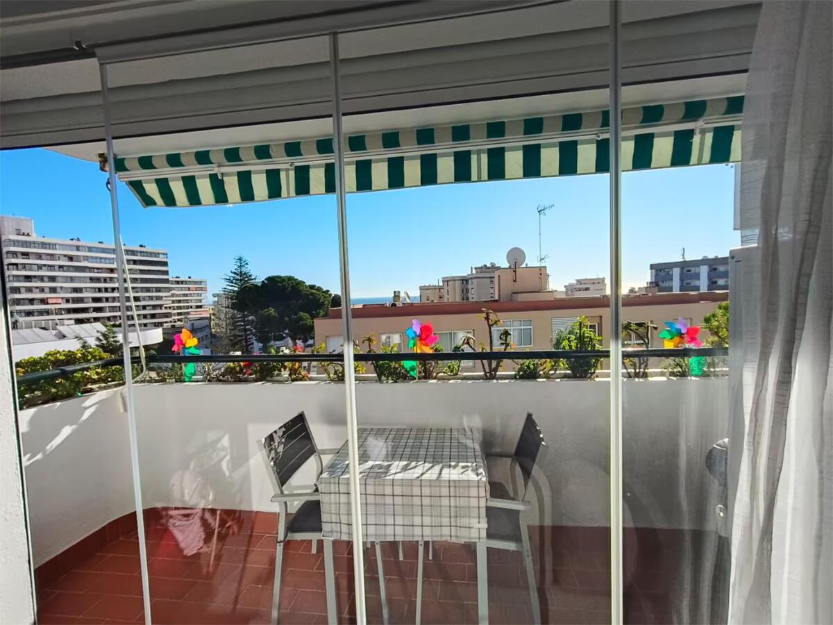 SE VENDE BONITO APARTAMENTO CON VISTAS AL MAR  EN TORREMOLINOS