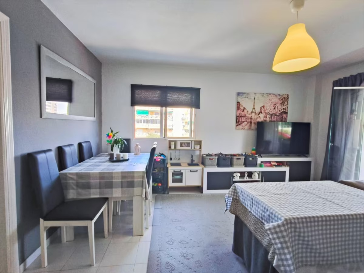 SE VENDE BONITO APARTAMENTO CON VISTAS AL MAR  EN TORREMOLINOS