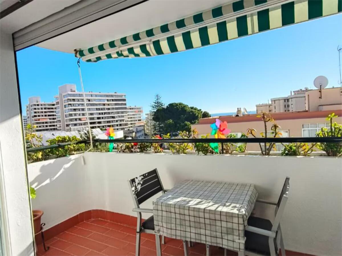 SE VENDE BONITO APARTAMENTO CON VISTAS AL MAR  EN TORREMOLINOS