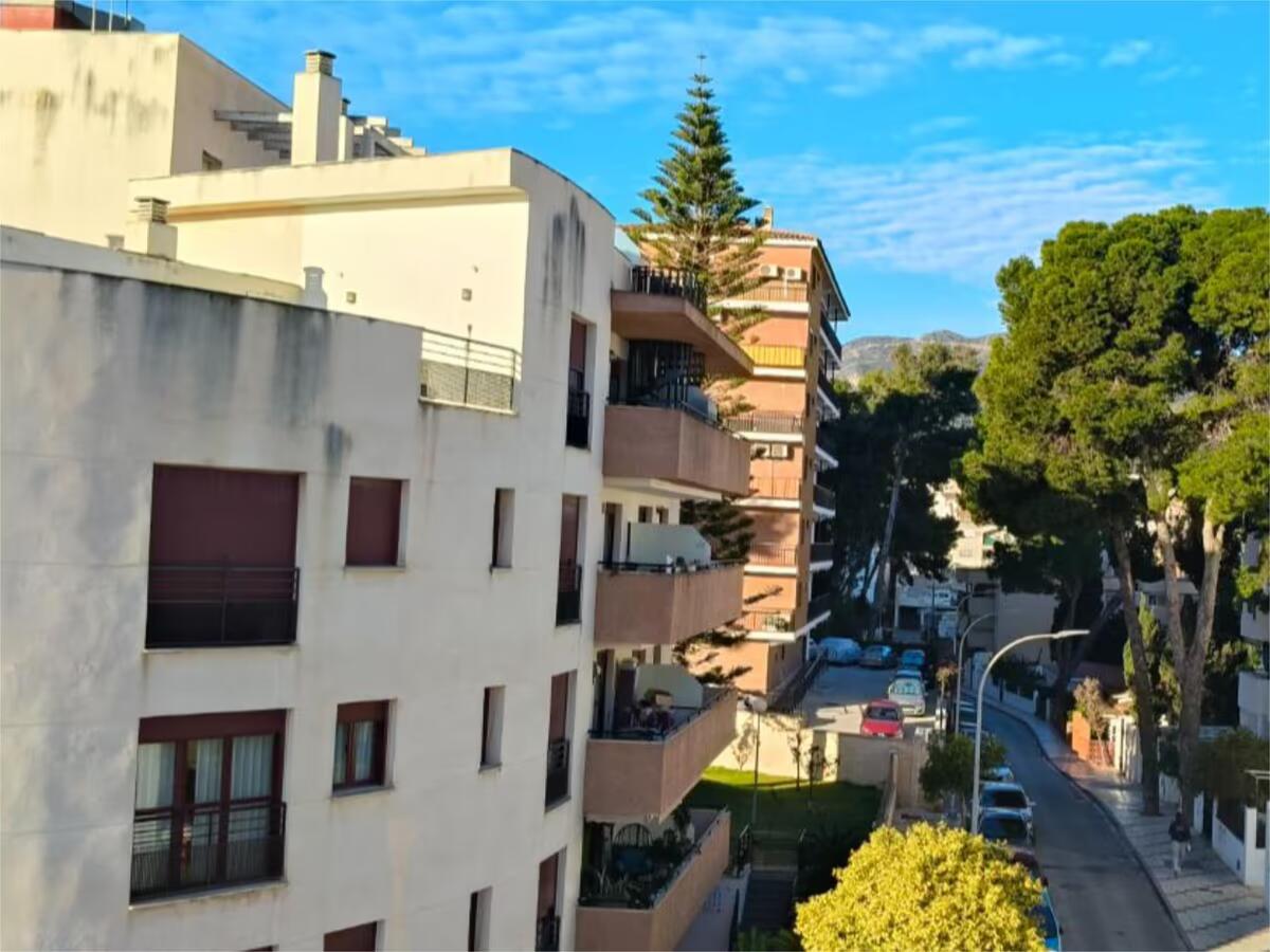SE VENDE BONITO APARTAMENTO CON VISTAS AL MAR  EN TORREMOLINOS