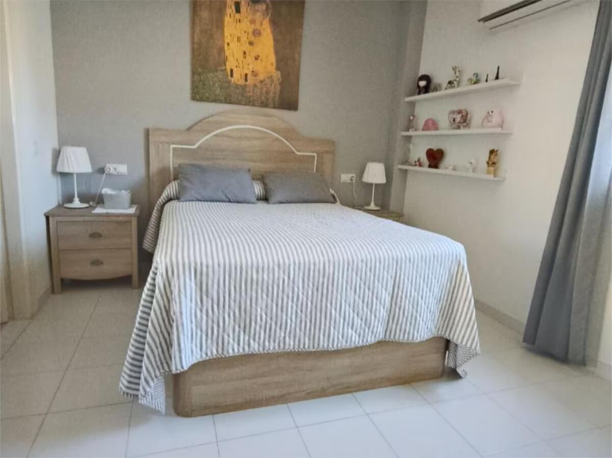 SE VENDE BONITO APARTAMENTO CON VISTAS AL MAR  EN TORREMOLINOS