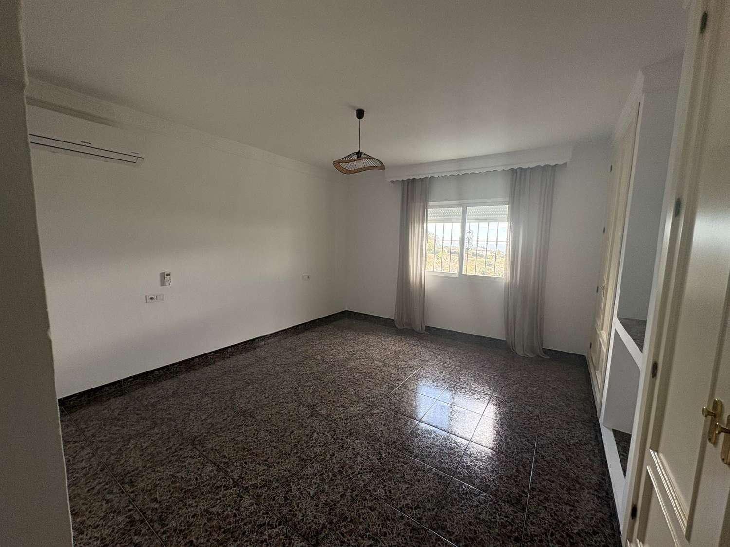 SE ALQUILA POR LARGA TEMPORADA PRECIOSA VILLA EN EL CAMPO EN LA ZONA DE LA ALQUERIA (MIJAS)