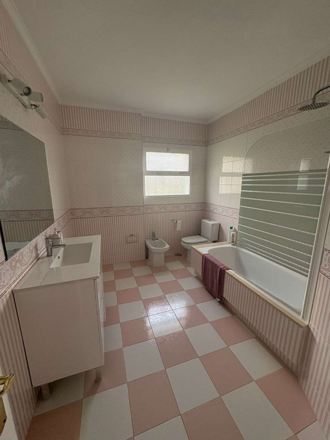 SE ALQUILA POR LARGA TEMPORADA PRECIOSA VILLA EN EL CAMPO EN LA ZONA DE LA ALQUERIA (MIJAS)