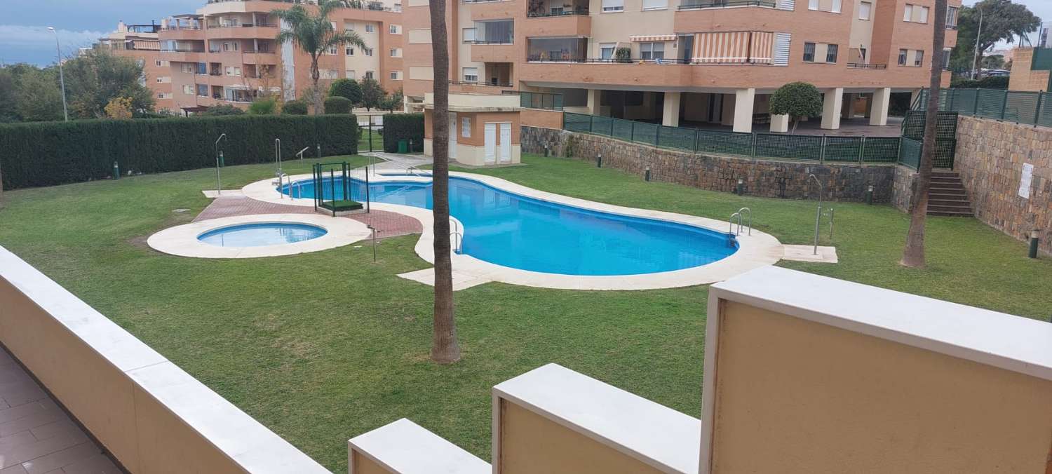 SE VENDE BONITO PISO CON VISTAS AL MAR EN ZONA DEL PINILLO (TORREMOLINOS)