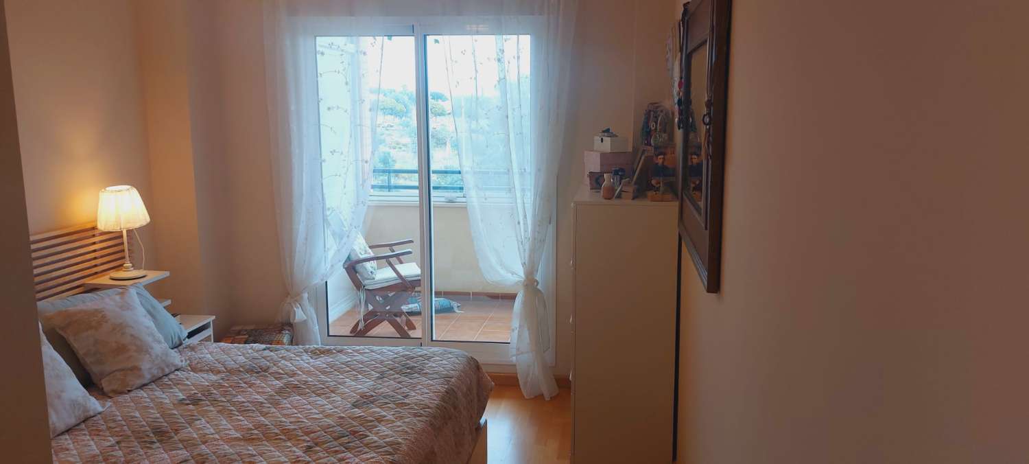 SE VENDE BONITO PISO CON VISTAS AL MAR EN ZONA DEL PINILLO (TORREMOLINOS)