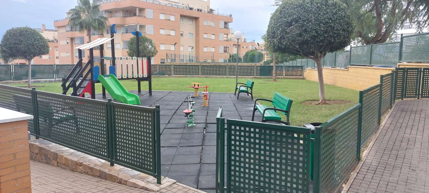 SE VENDE BONITO PISO CON VISTAS AL MAR EN ZONA DEL PINILLO (TORREMOLINOS)