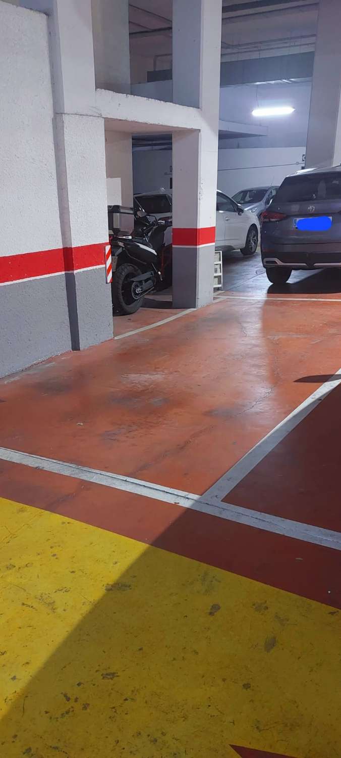 SE VENDE BONITO PISO CON VISTAS AL MAR EN ZONA DEL PINILLO (TORREMOLINOS)