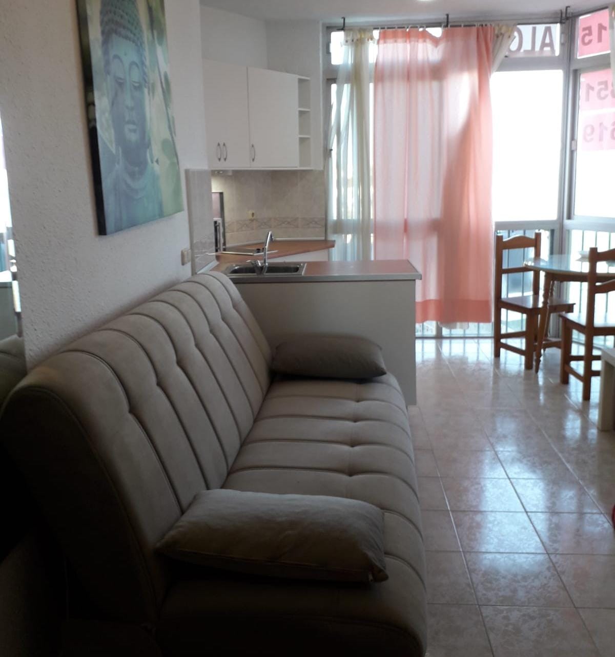 SE ALQUILA DESDE AHORA POR 6 MESES RENOVABLES BONITO APARTAMENTO EN 1ª LINEA DE PLAYA EN MIJAS COSTA