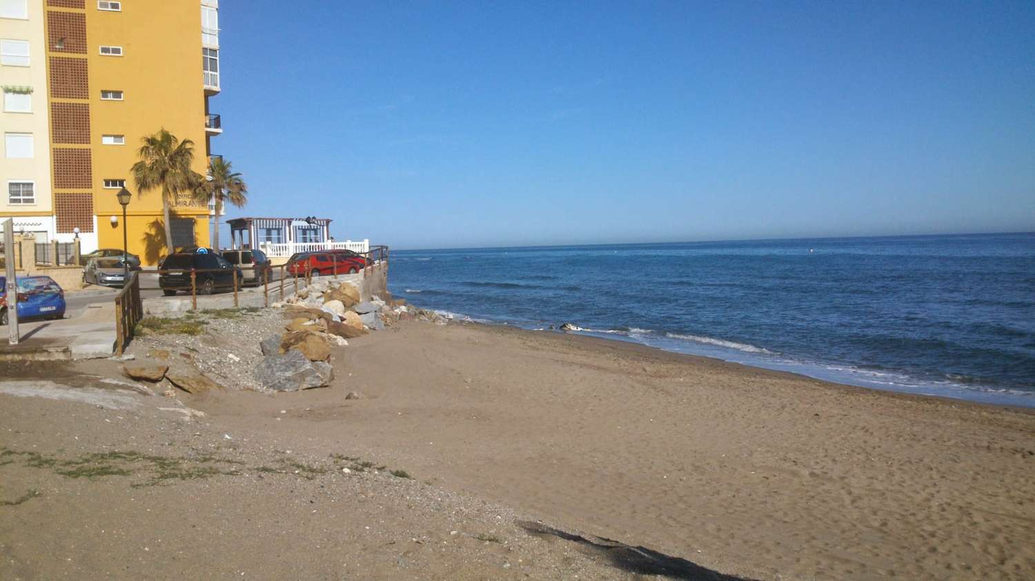 SE ALQUILA DESDE AHORA POR 6 MESES RENOVABLES BONITO APARTAMENTO EN 1ª LINEA DE PLAYA EN MIJAS COSTA