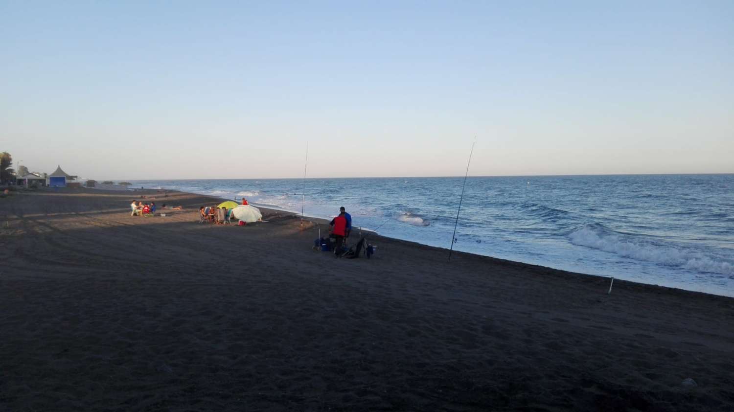 SE ALQUILA DESDE AHORA POR 6 MESES RENOVABLES BONITO APARTAMENTO EN 1ª LINEA DE PLAYA EN MIJAS COSTA