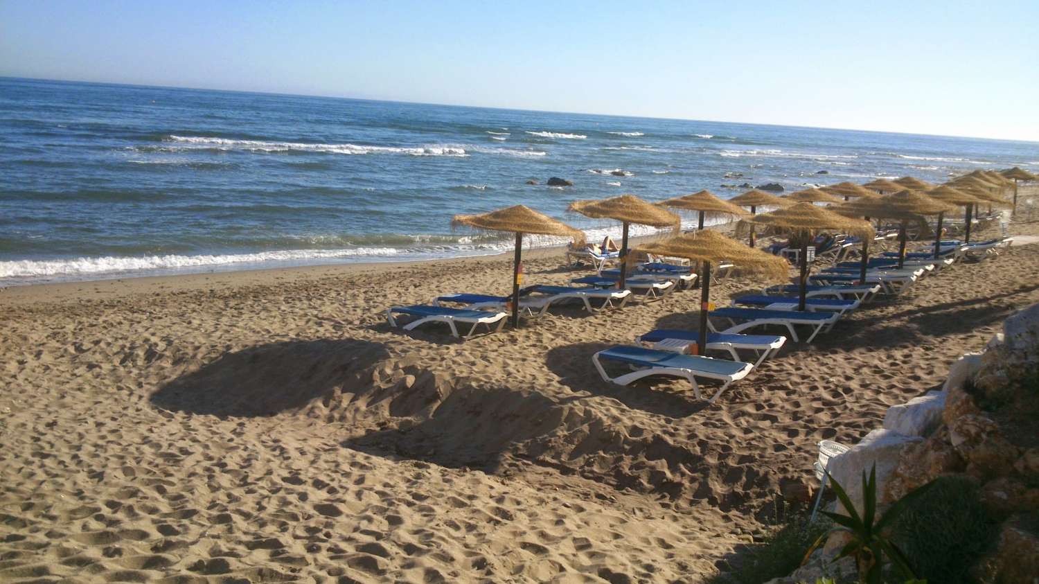 SE ALQUILA DESDE AHORA POR 6 MESES RENOVABLES BONITO APARTAMENTO EN 1ª LINEA DE PLAYA EN MIJAS COSTA