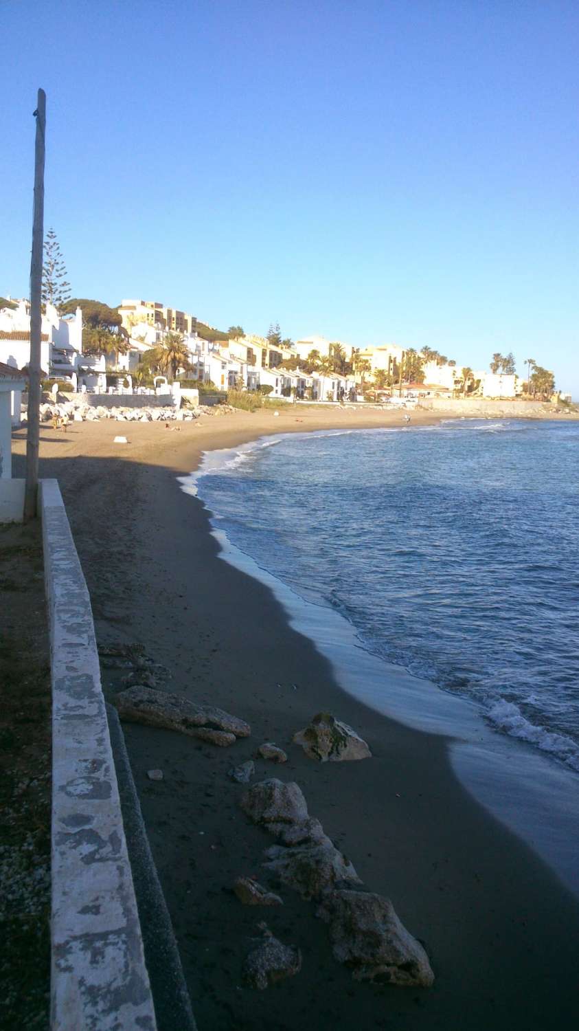 SE ALQUILA DESDE AHORA POR 6 MESES RENOVABLES BONITO APARTAMENTO EN 1ª LINEA DE PLAYA EN MIJAS COSTA