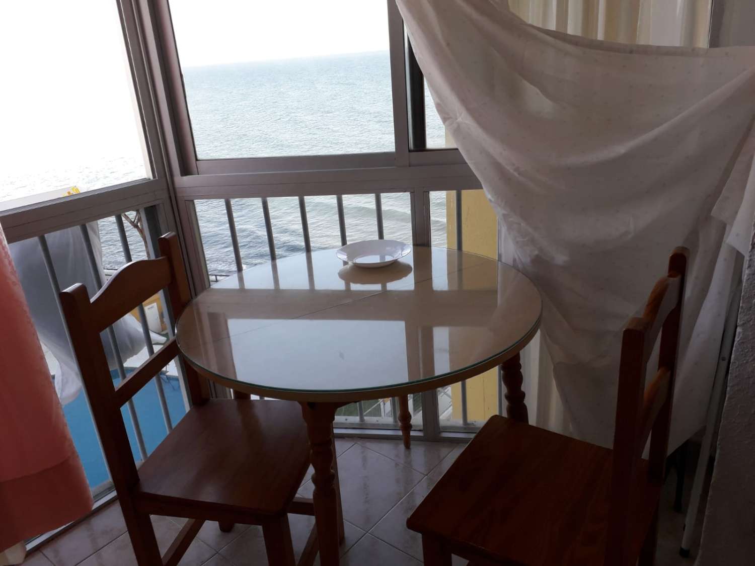 SE ALQUILA DESDE AHORA POR 6 MESES RENOVABLES BONITO APARTAMENTO EN 1ª LINEA DE PLAYA EN MIJAS COSTA