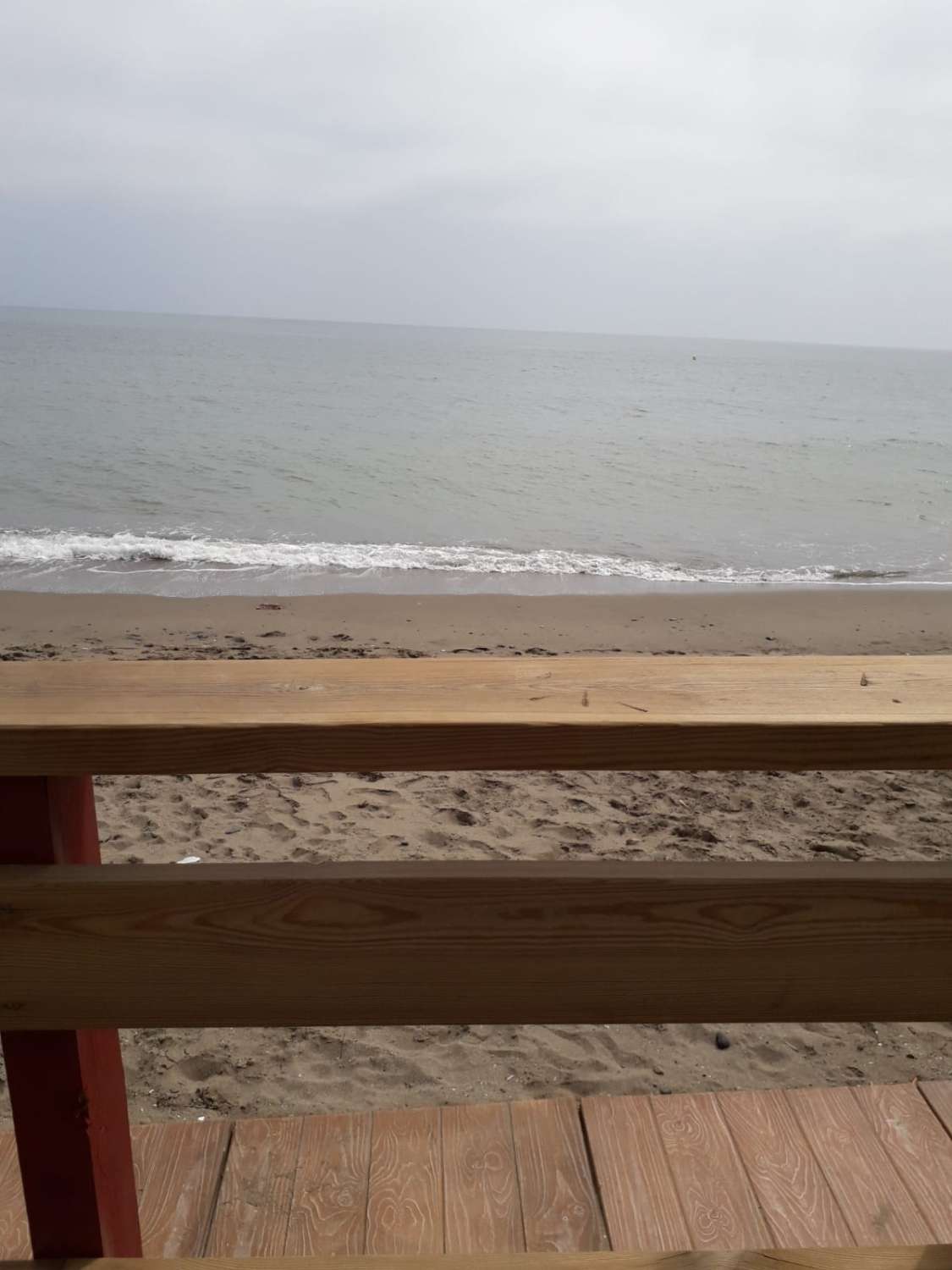 SE ALQUILA DESDE AHORA POR 6 MESES RENOVABLES BONITO APARTAMENTO EN 1ª LINEA DE PLAYA EN MIJAS COSTA