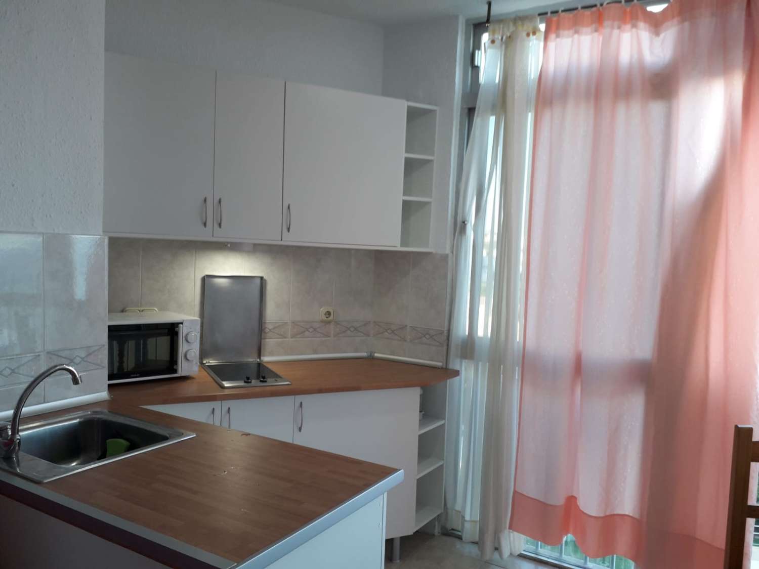 SE ALQUILA DESDE AHORA POR 6 MESES RENOVABLES BONITO APARTAMENTO EN 1ª LINEA DE PLAYA EN MIJAS COSTA