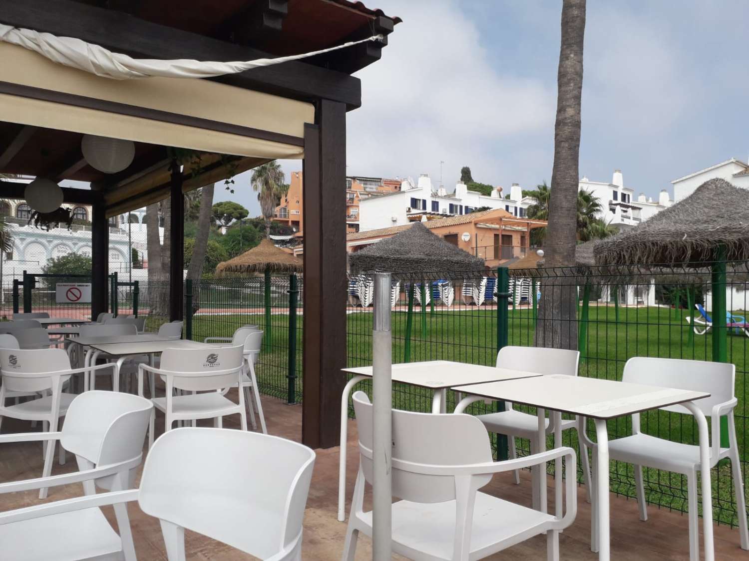 SE ALQUILA DESDE AHORA POR 6 MESES RENOVABLES BONITO APARTAMENTO EN 1ª LINEA DE PLAYA EN MIJAS COSTA