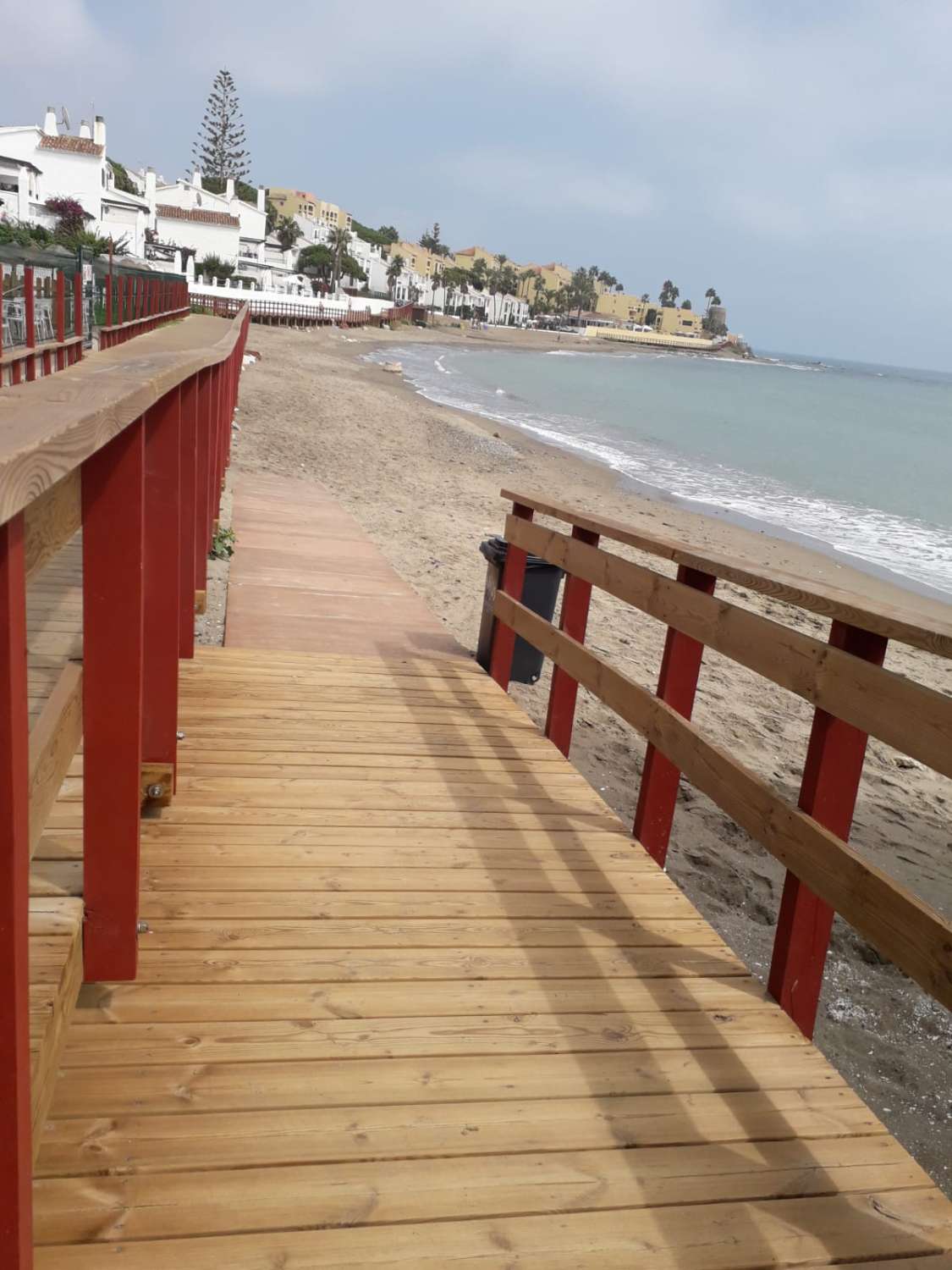 SE ALQUILA DESDE AHORA POR 6 MESES RENOVABLES BONITO APARTAMENTO EN 1ª LINEA DE PLAYA EN MIJAS COSTA