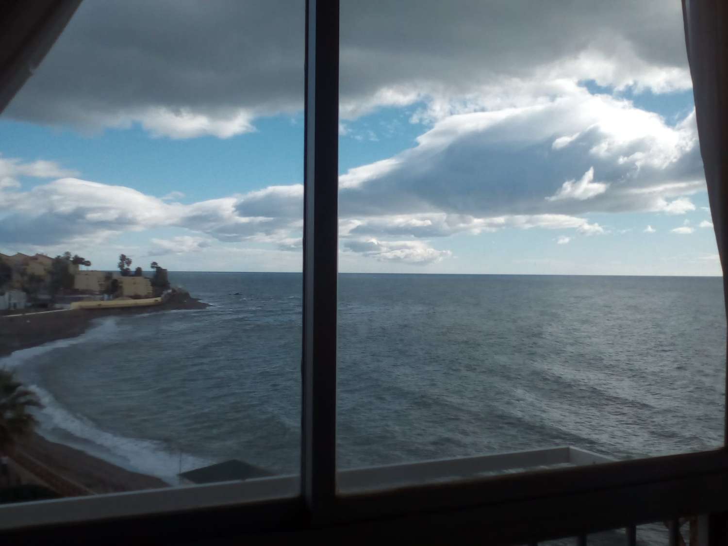 SE ALQUILA DESDE AHORA POR 6 MESES RENOVABLES BONITO APARTAMENTO EN 1ª LINEA DE PLAYA EN MIJAS COSTA