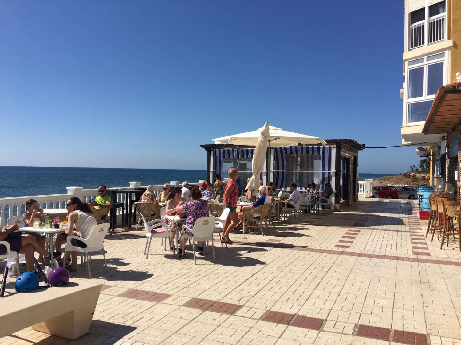 SE ALQUILA DESDE AHORA POR 6 MESES RENOVABLES BONITO APARTAMENTO EN 1ª LINEA DE PLAYA EN MIJAS COSTA