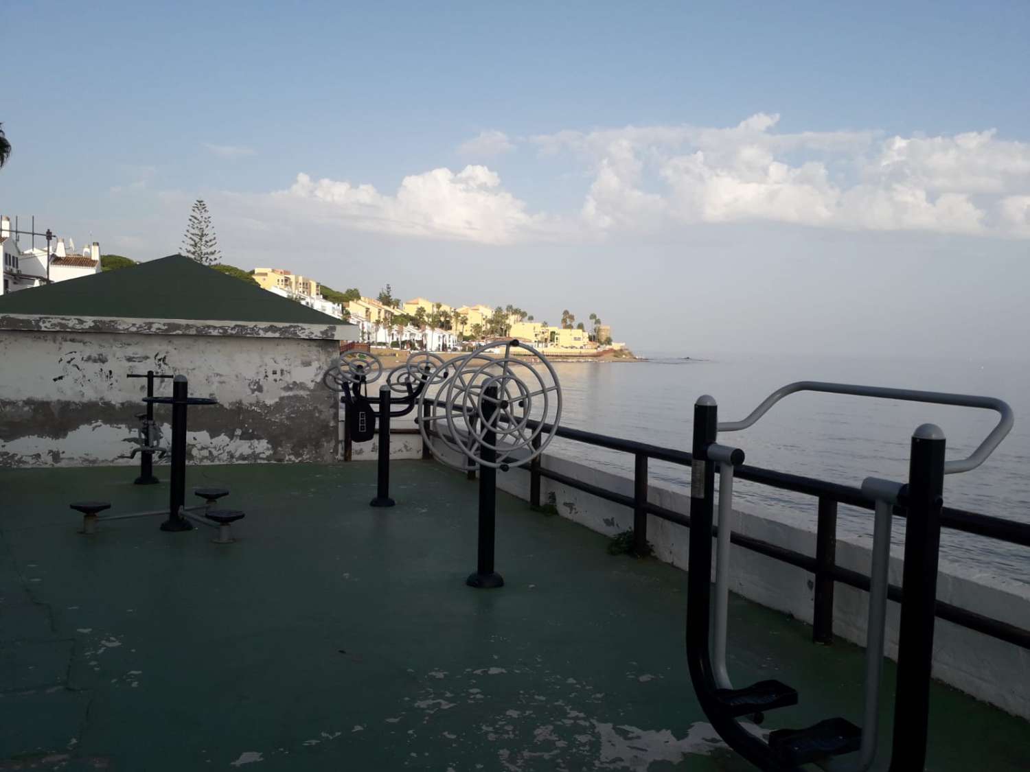 SE ALQUILA DESDE AHORA POR 6 MESES RENOVABLES BONITO APARTAMENTO EN 1ª LINEA DE PLAYA EN MIJAS COSTA