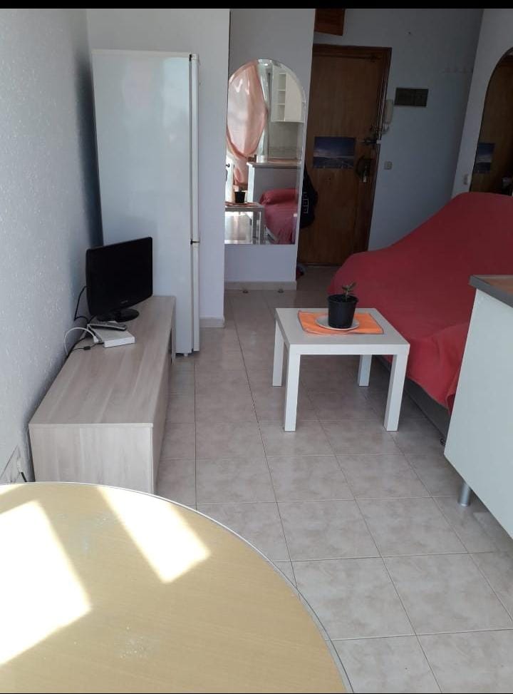 SE ALQUILA DESDE AHORA POR 6 MESES RENOVABLES BONITO APARTAMENTO EN 1ª LINEA DE PLAYA EN MIJAS COSTA