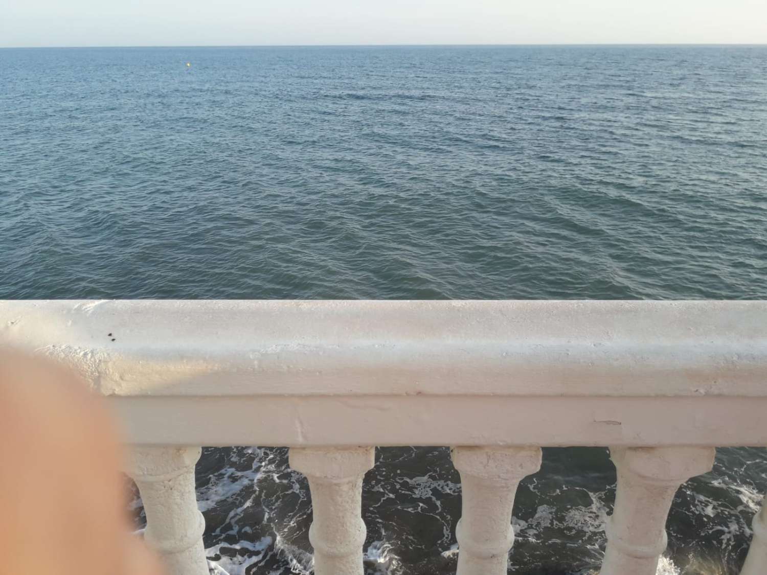 SE ALQUILA DESDE AHORA POR 6 MESES RENOVABLES BONITO APARTAMENTO EN 1ª LINEA DE PLAYA EN MIJAS COSTA