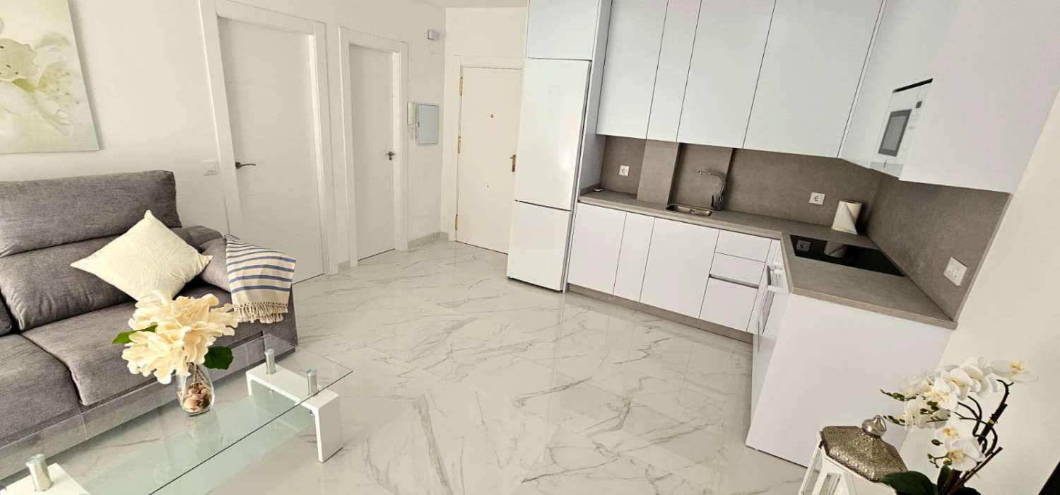 SE VENDE PRECIOSO APARTAMENTO FRONTAL AL MAR EN FUENGIROLA