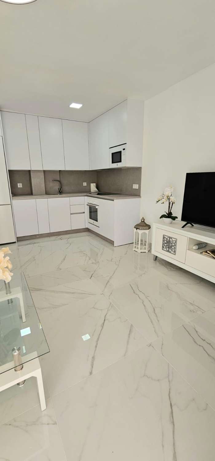 SE VENDE PRECIOSO APARTAMENTO FRONTAL AL MAR EN FUENGIROLA