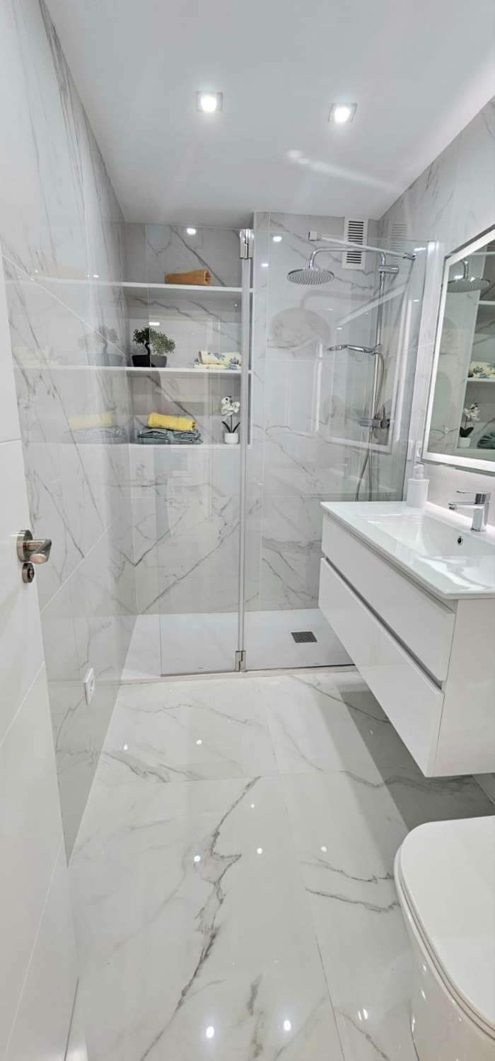 SE VENDE PRECIOSO APARTAMENTO FRONTAL AL MAR EN FUENGIROLA