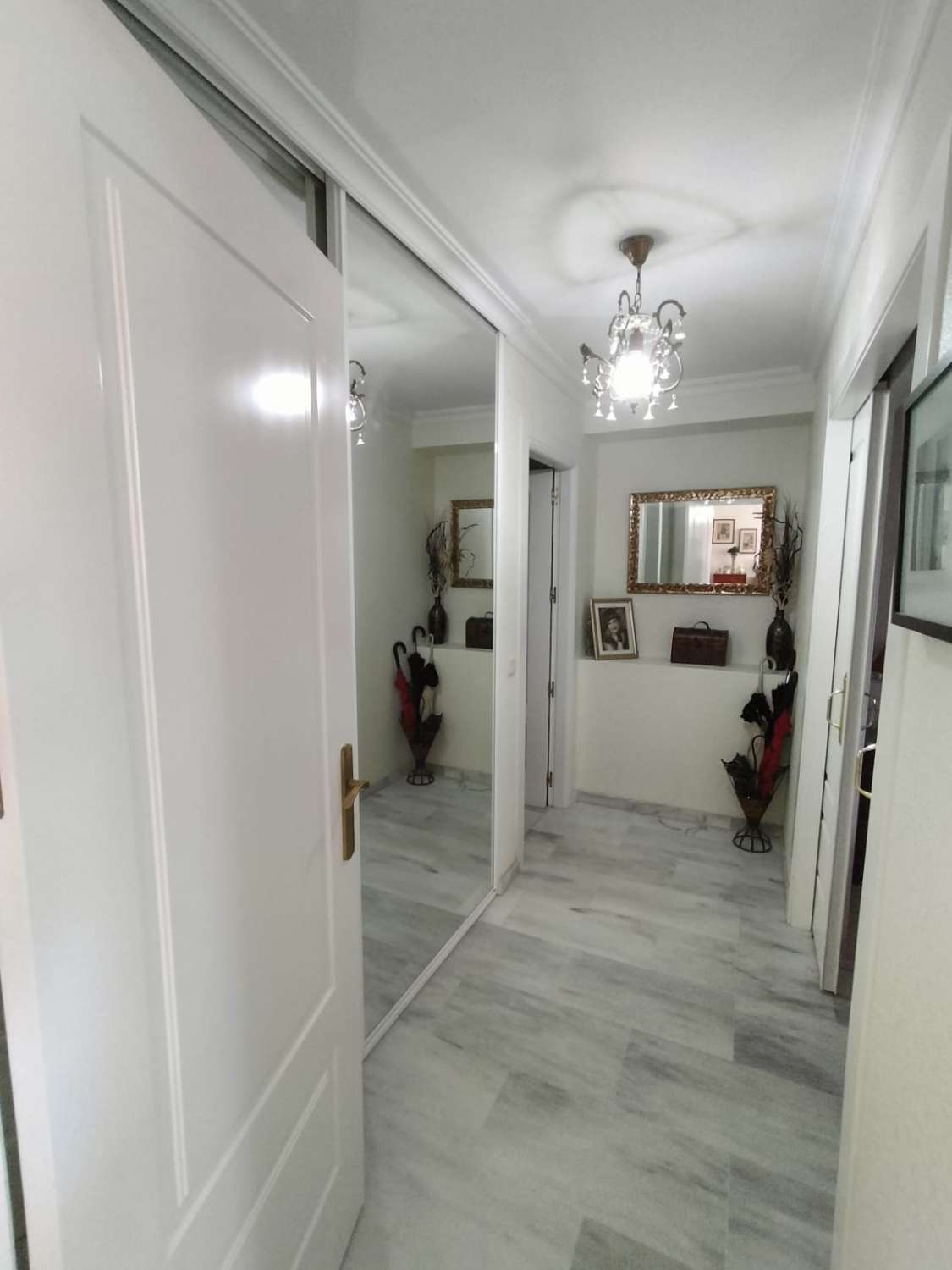 SE VENDE BONITO APARTAMENTO EN BENALMADENA EN 2ª LINEA DE PLAYA CON VISTAS AL MAR