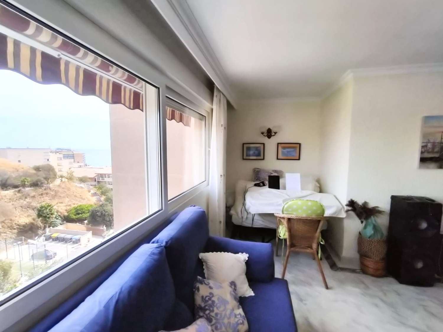 SE VENDE BONITO APARTAMENTO EN BENALMADENA EN 2ª LINEA DE PLAYA CON VISTAS AL MAR