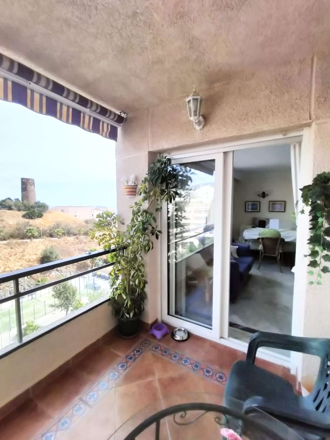 SE VENDE BONITO APARTAMENTO EN BENALMADENA EN 2ª LINEA DE PLAYA CON VISTAS AL MAR