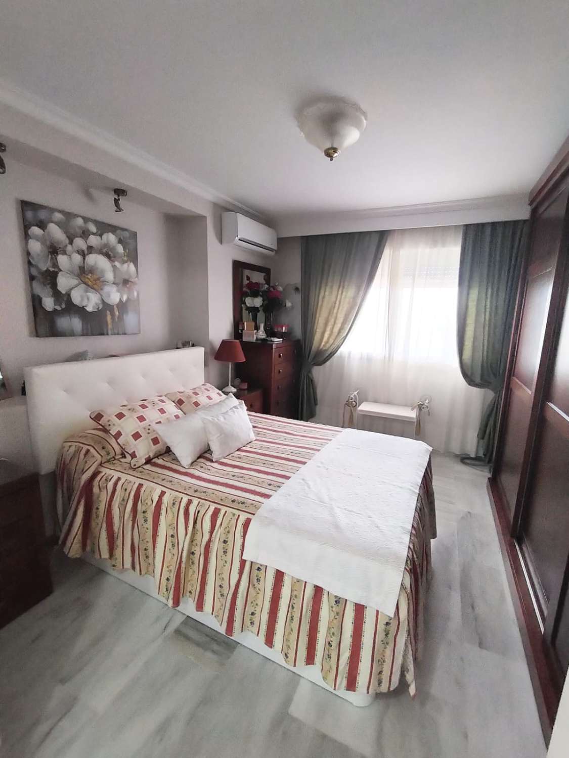 SE VENDE BONITO APARTAMENTO EN BENALMADENA EN 2ª LINEA DE PLAYA CON VISTAS AL MAR