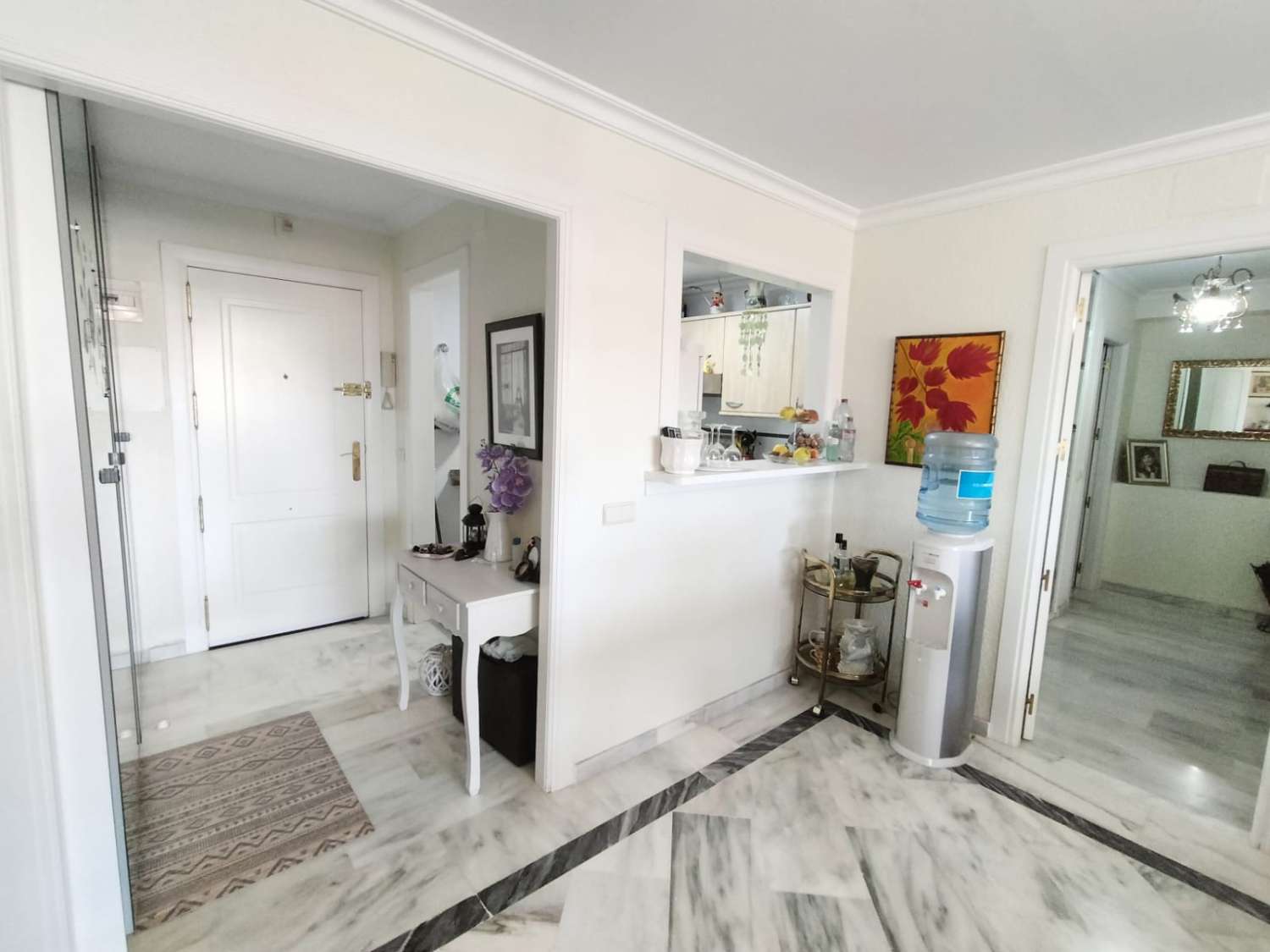 SE VENDE BONITO APARTAMENTO EN BENALMADENA EN 2ª LINEA DE PLAYA CON VISTAS AL MAR