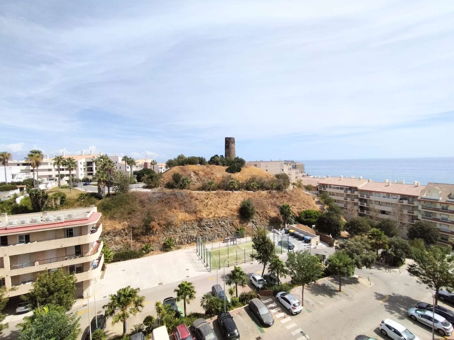 SE VENDE BONITO APARTAMENTO EN BENALMADENA EN 2ª LINEA DE PLAYA CON VISTAS AL MAR