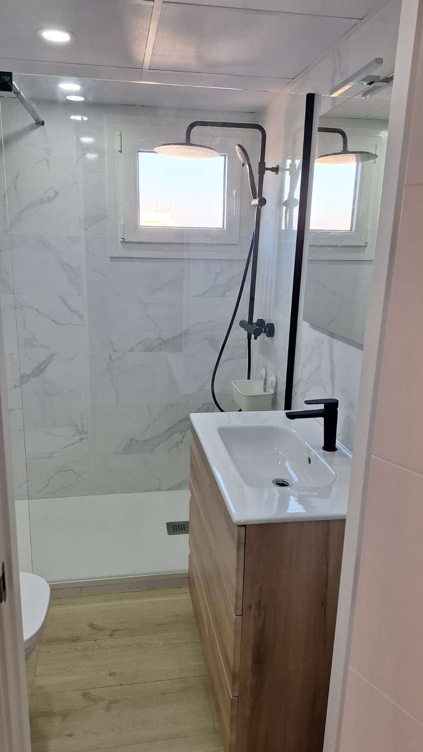 SE ALQUILA DESDE 30/11/26 HASTA 28.03.27  MAGNIFICO APARTAMENTO EN 1ª LINEA CON PRECIOSAS VISTAS AL MAR EN FUENGIROLA