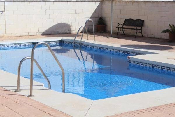 Se alquila desde ahora  hasta 31.6.26 y desde 1.9.26-31.5.27 bonito apartamento  con vistas laterales al mar en Benalmadena muy cerca de Puerto Marina